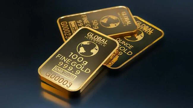 Gold Surges to Record High Amid Safe-Haven Demand