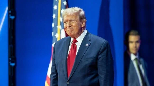 Trump's Upcoming Crypto Project A Potential Problem In Making? DeFi, Stablecoin Promotion Raises Conflict Of Interest Worries